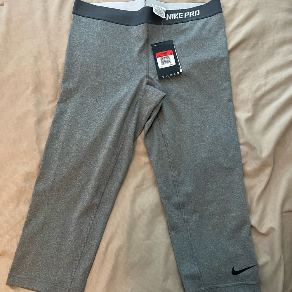 NWT Nike Pro cropped leggings